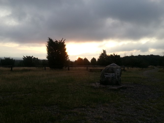 Bei Sonnenaufgang am Wilseder Berg in der Heide....