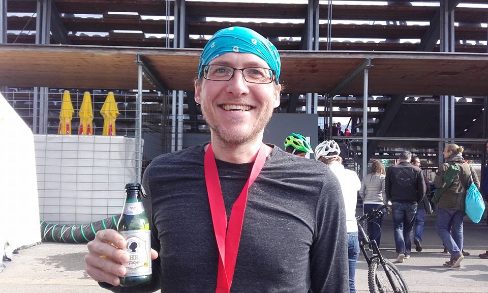 Immer der beste Moment - im Ziel mit einem Getränk in der Hand (nach dem Drei-Länder-Marathon 2016)
