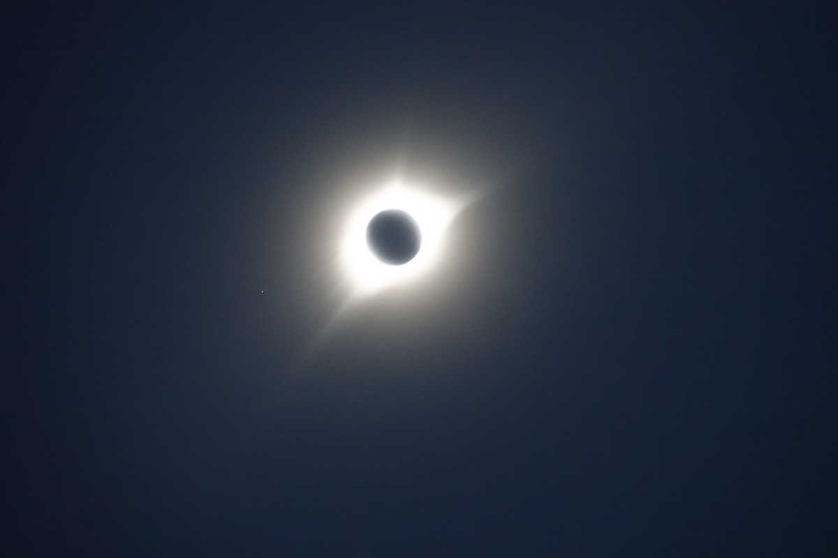 Totalität! Links neben der Sonne der Stern Regulus im Löwen, © Eric & Karla