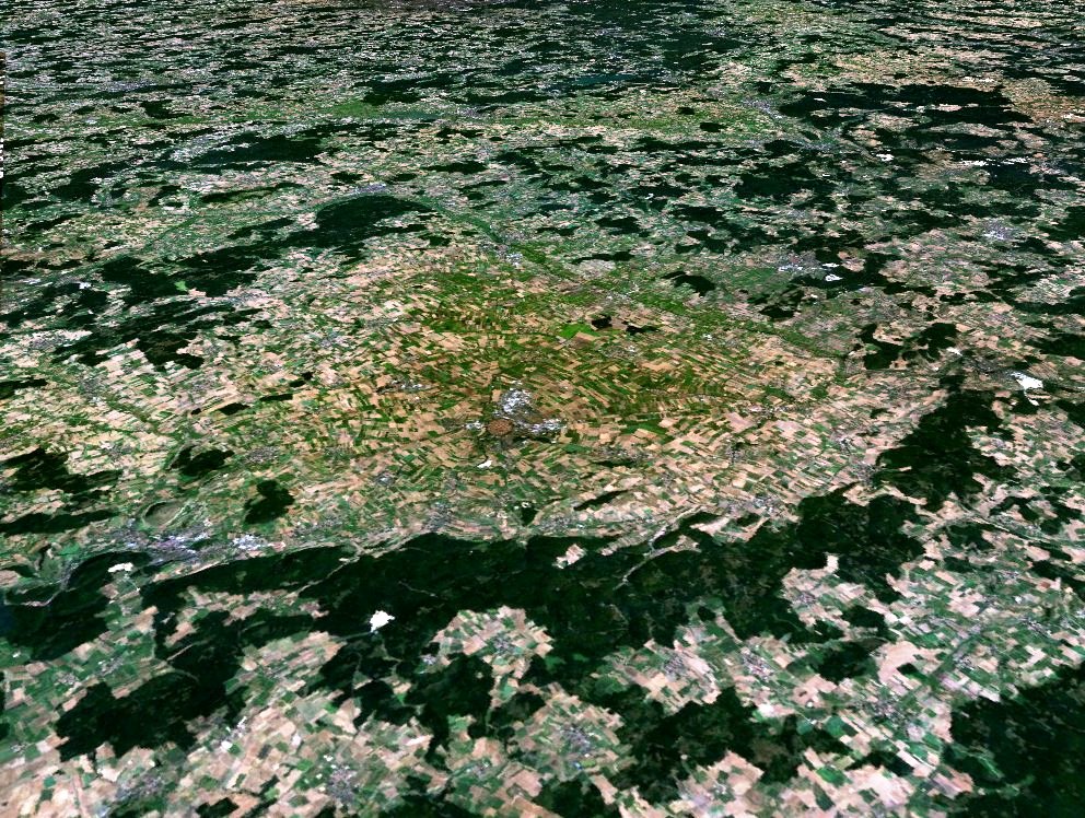 Nördlingen, inmitten seines Einschlagkraters (Bild: NASA)
