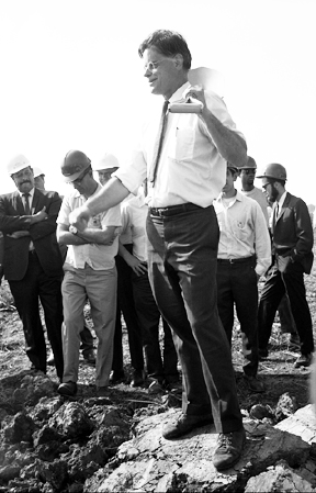 Robert Wilson bei der Grundsteinlegung des Fermilab (Bild: Public Domain)