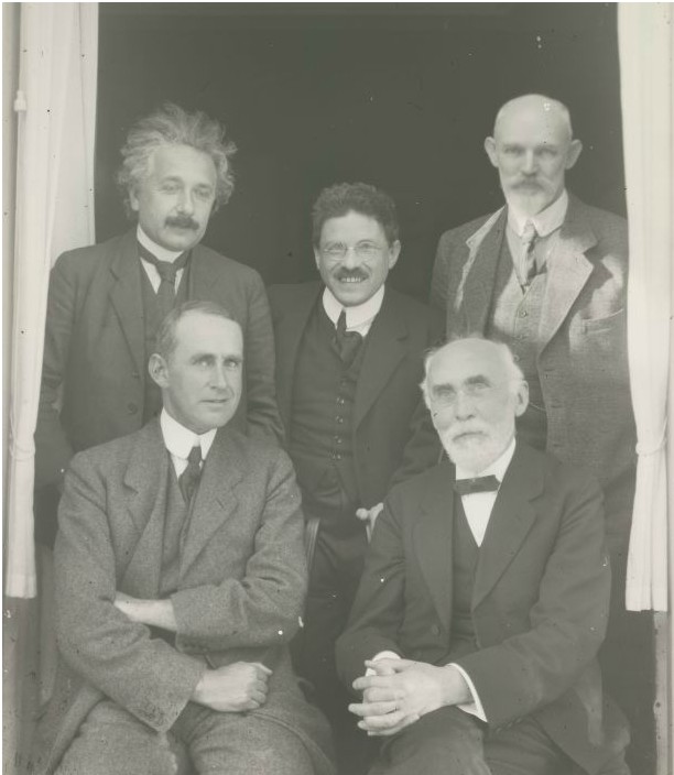 Albert Einstein (oben links) und Willem de Sitter (oben rechts) am 26. September 1923 in Leiden. Dazwischen Paul Ehrenfest. Unten sitzen Arthur Eddington und Hendrik Lorentz. Bild: Regionaal Archief Leiden, CC-BY-SA 3.0